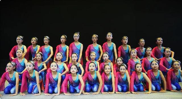 舞動(dòng)童年 綻放風(fēng)采——百官小學(xué)舞蹈隊(duì)勇奪上虞區(qū)中小學(xué)藝術(shù)節(jié)桂冠
